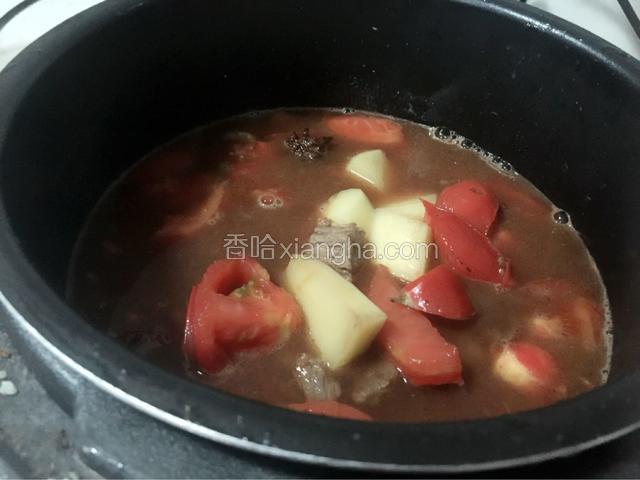 转移至高压锅内，二十分钟闷熟即可。