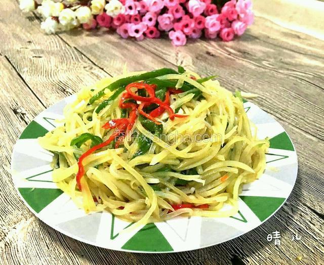 土豆盛盘子。