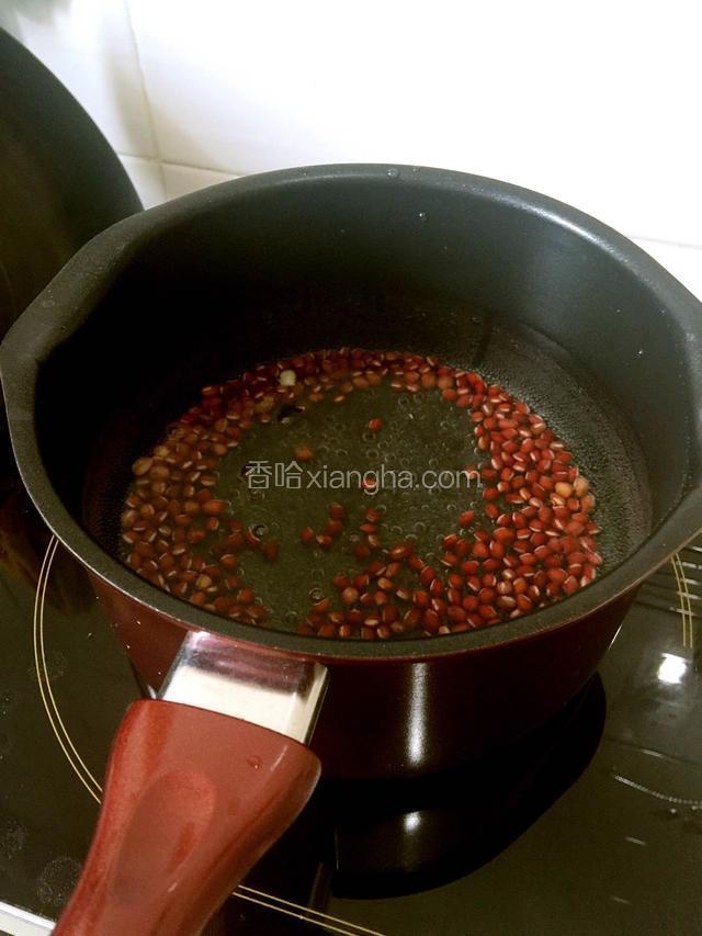 奶锅中倒入纯净水，倒入红豆燕麦米，大火烧开