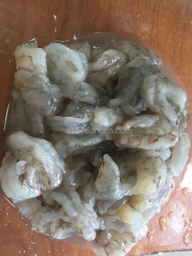 1.鲜虾去头去壳。
2.开背去黑线，洗净。
3.加入料酒和盐腌制半小时。
4.汆烫好备用。