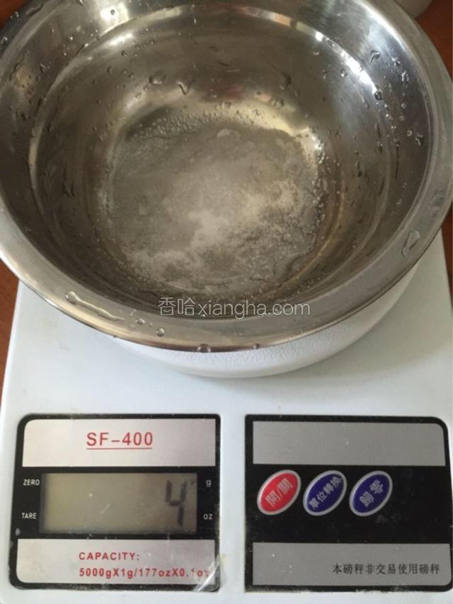 1.盐4g和500g水混合。
2.少量多次加入面粉。
3.边加边揉面。