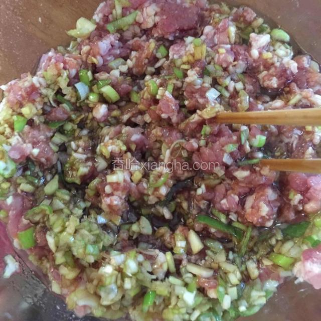 1.葱、姜剁碎和猪肉糜混合。
2.莴笋剁碎挤干加入馅料内。
3.酱油、麻油，盐，花椒粉，橄榄油混合搅拌。