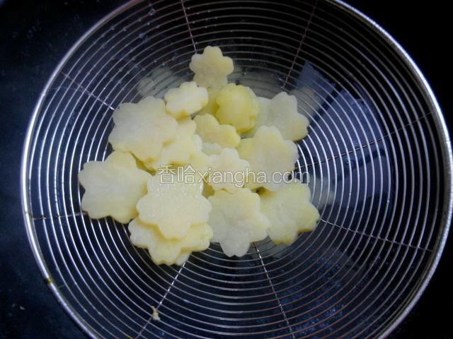 锅中烧热适量的水，放入土豆片煮一下。