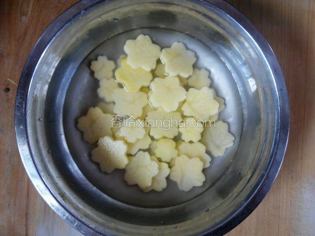 捞出立即放入凉水中浸泡冷却，然后捞出沥干。