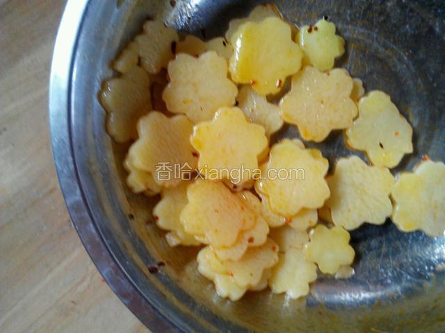 土豆片放到容器里，淋入调好的味汁。