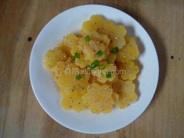 撒上一层白芝麻和香葱碎装饰即可食用。