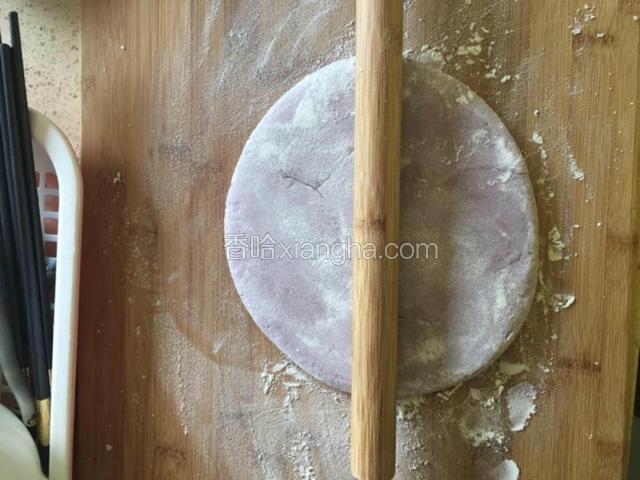 翻面继续擀。