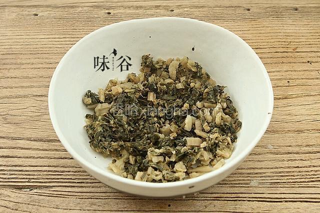 泡好后剁碎备用；
