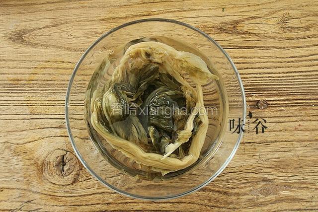 梅菜干洗干净后用水浸泡一会，不要泡太久以免把菜干的香味泡没了。
