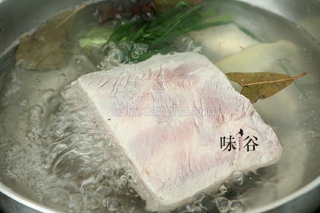 锅内烧水，放入八角，姜片，香叶，五花肉煮五分钟。
