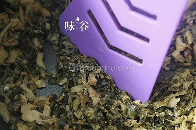 梅菜下锅炒出香味，装起备用。
