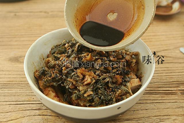 炒好的梅菜铺在码好的肉片上面，淋上刚才配好的酱汁。
