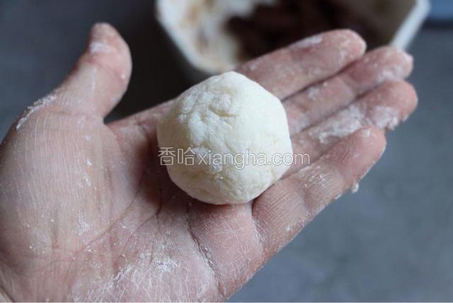 手上抹上熟玉米淀粉，取30克的山药糊搓圆。山药糊太湿，可把山药稍成团，放熟玉米淀粉里滚一下。