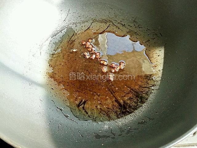 锅里烧少量油，下入花椒