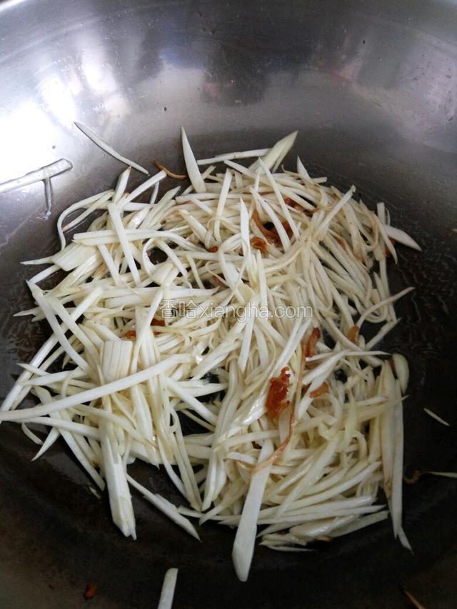 肥肉暴出油下入茭白炒软