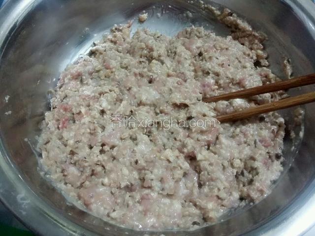 换个大盆搅拌，搅拌好的肉馅备用；