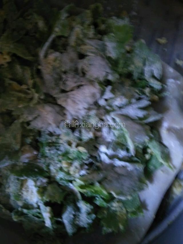 锅中加足量水，把拌好的花放笼布上