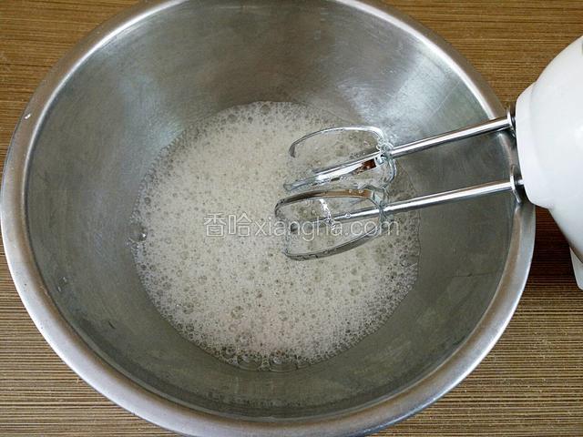 此时预热烤箱上下火180度。蛋白用电动打蛋器一档打至粗泡，加入三分之一白糖。