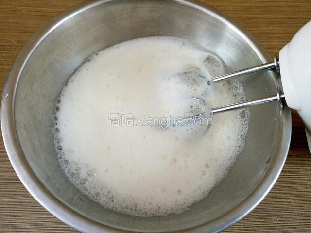 继续开三档打发至浓密细泡，加入三分之一白糖。
