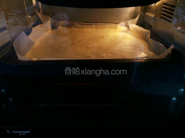 送入预热好的烤箱中层上下火170度烤25分钟。