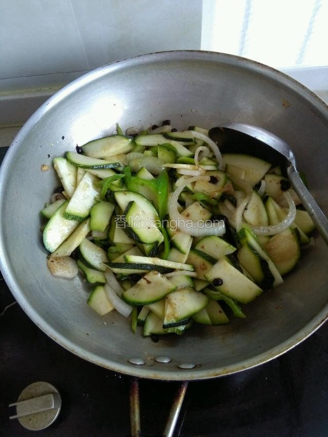 尖椒，圆葱和豆豉炒拌均匀后加入西葫芦继续翻炒，加入适量的盐，蚝油。