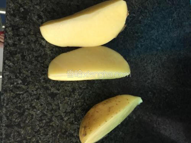土豆切半，放高压锅煮熟