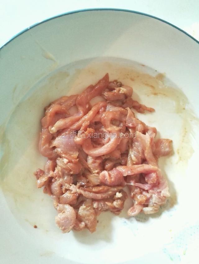 瘦肉切丝调入盐、生抽、料酒、醋和淀粉搅拌均匀备用
