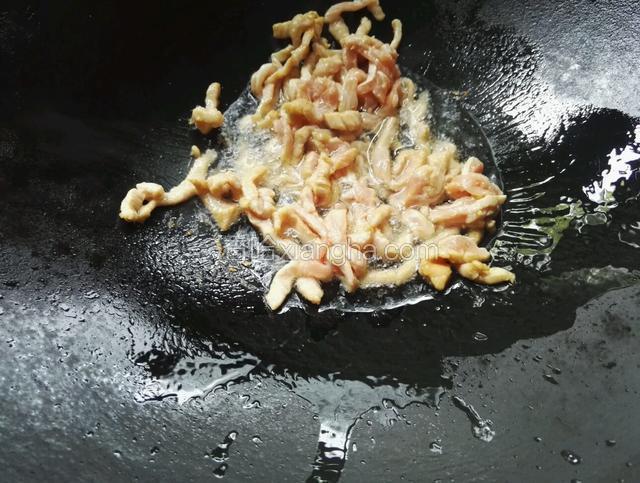 净锅中小火放适量油倒入切好的肉丝小炒