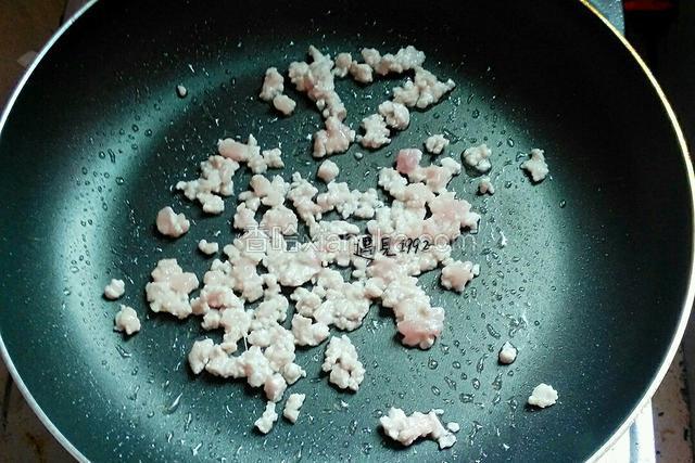 倒入肉末炒至变色。