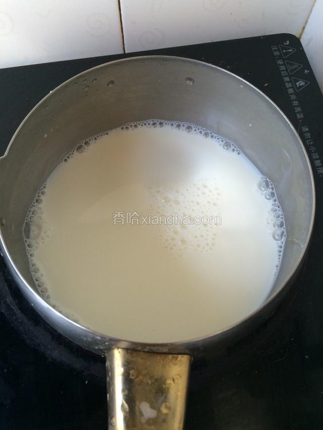 牛奶加糖倒入小奶锅中加热，加热但不要煮开，煮开后会不容易形成奶皮。蛋清加几滴柠檬汁稍微搅一下
