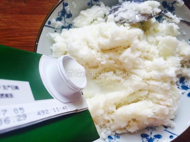 加入适量牛奶。