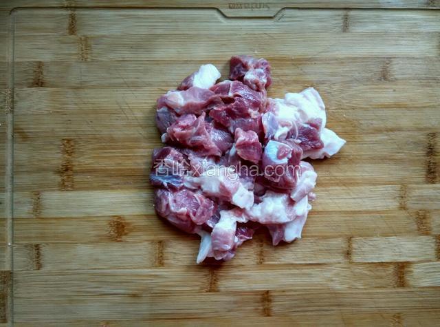 猪肉洗净切块