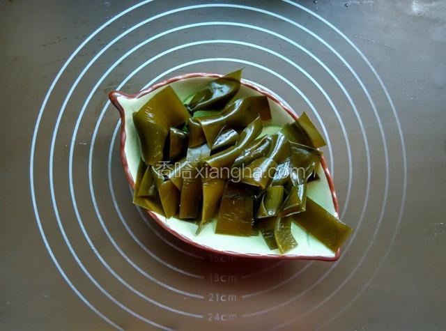 海带提前泡发，洗干净后，切条状打结