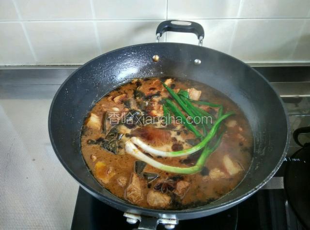 加入清水，没过肉一些就可以，大火烧沸后，放入海带结和葱，转小火焖煮40至50分钟