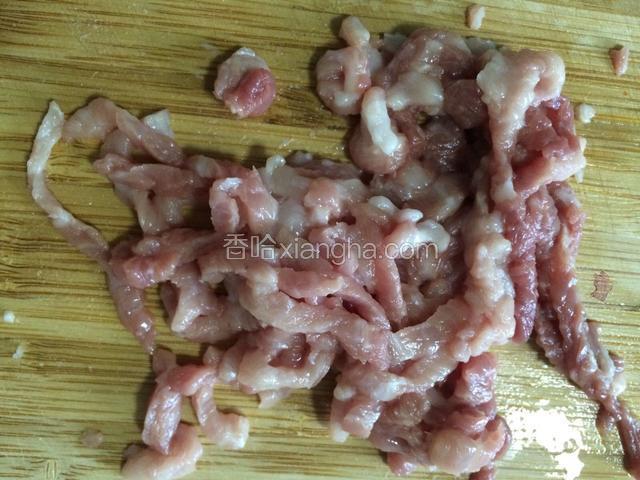 将瘦肉洗净切丝备用