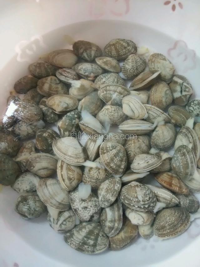 等到全部都张开了口，一个一个掰开，在水龙头下冲洗