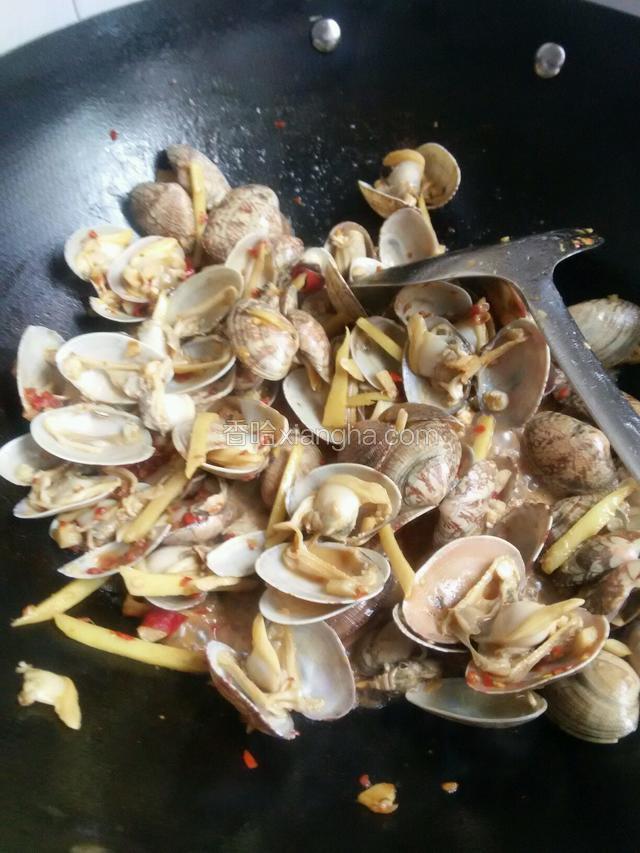 放入花蛤翻炒，然后放入料酒翻炒一会，再放入蚝油，生抽，辣椒酱炒匀