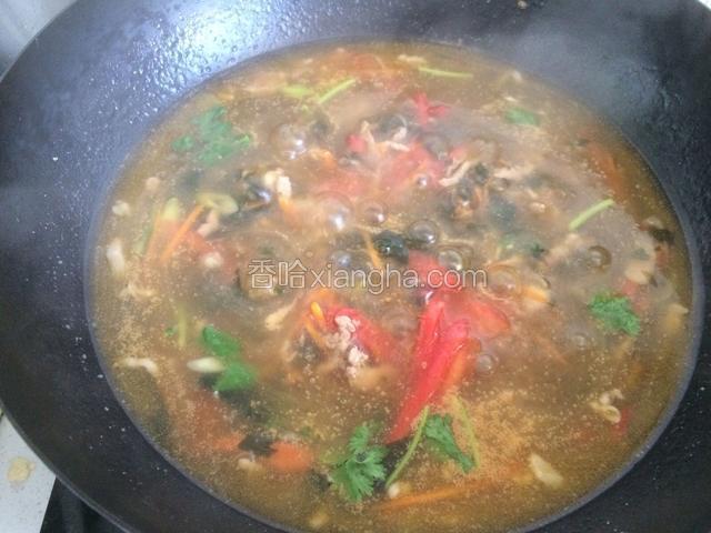 翻炒片刻，加入适量清水、烧开加入西红柿，紫菜，勾芡，撒上香菜。