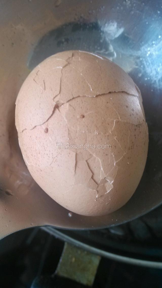 煮熟后把鸡蛋壳敲碎，为了更好的入味