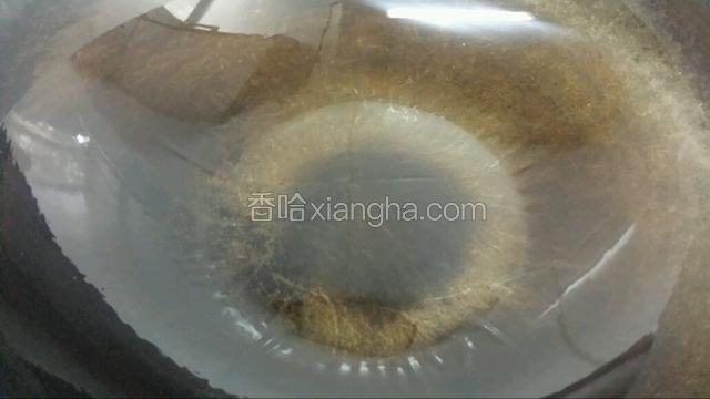 锅中加入植物油，中火。