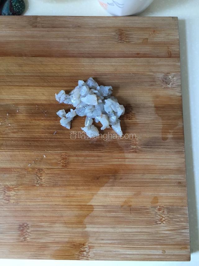 虾仁洗净挑去黑线，部分切碎！西兰花用盐水浸泡洗净，切小朵备用。