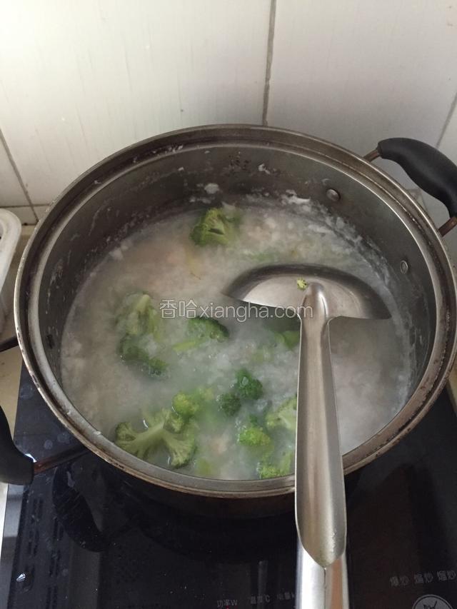 最后放入鲍鱼，虾仁煮3分钟，再放西兰花一分钟调味即可。