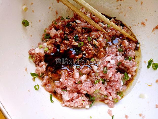 把葱花加到肉馅中，倒入适量料酒，酱油，生抽，耗油，油，香油，适量盐，一个生鸡蛋清