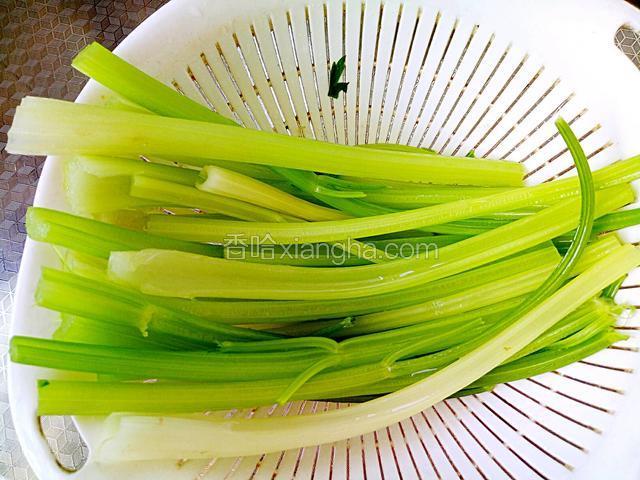 煮一两分钟即可捞出过凉水沥干