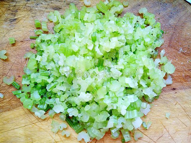 把芹菜剁碎，可根据个人喜好控制其程度