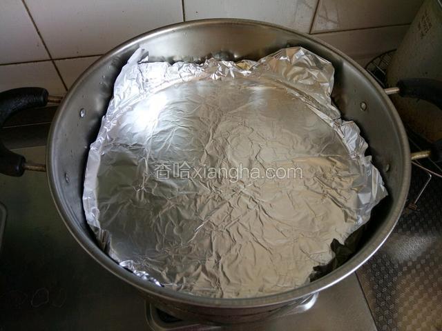蒸锅放水，铺一层锡箔纸，当然可以用蒸笼布