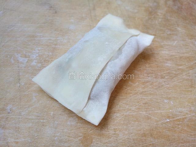 手指沾水把两端捏紧