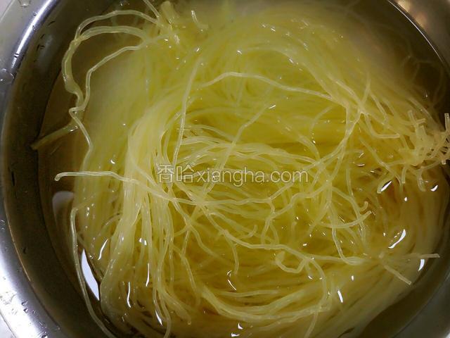 把朝鲜面打开放凉水里泡两分钟，用手撕开，以防煮的时候粘到一起。