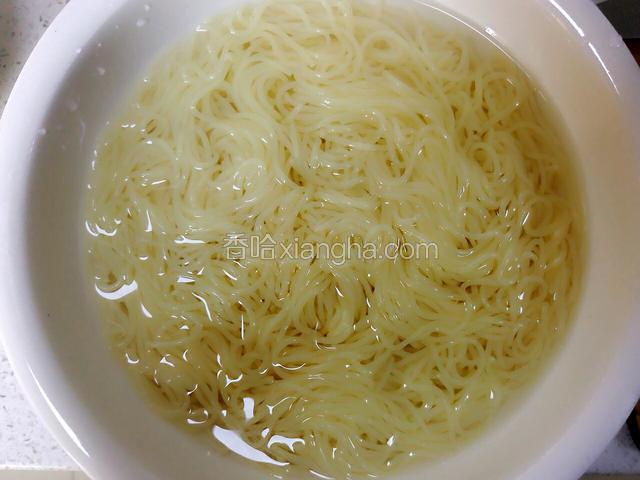 然后把面捞出来过水，自己喜欢的凉度，留适量水当汤。