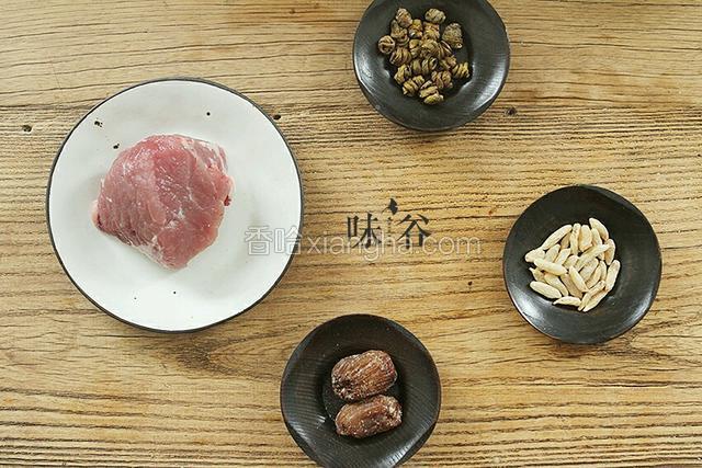准备好材料，猪肉洗净。